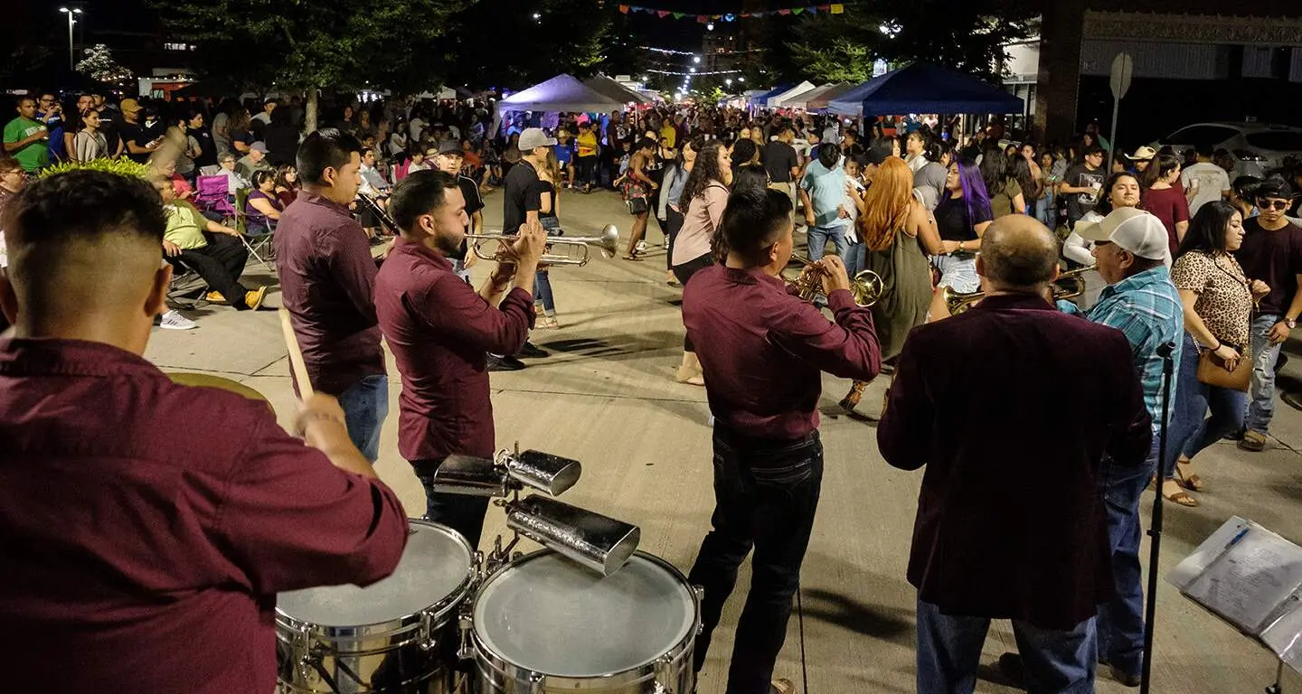 Hispanische Musiker im Mercado on 5th