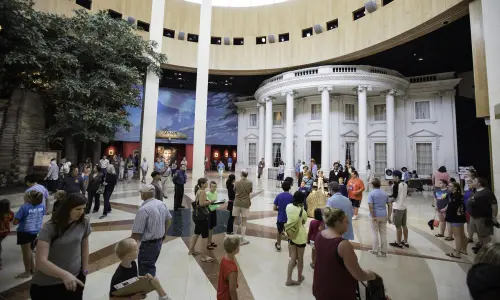 Menschen, die das Abraham Lincoln Presidential Library and Museum besuchen 