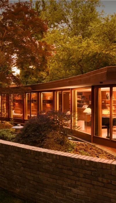 Außenansicht des Laurent-Hauses von Frank Lloyd Wright im Herbst.