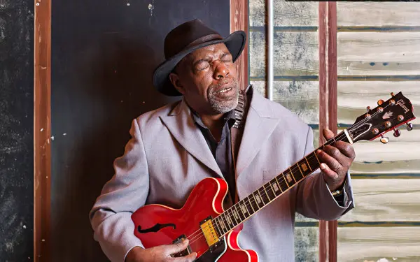 Lurrie Bell spielt Gitarre in Kingston Mines in Chicago