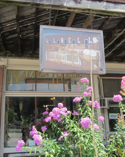 Das Schaufenster von Makanda Trading Co, auf dem Makanda Boardwalk