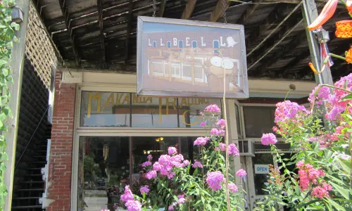 Das Schaufenster von Makanda Trading Co, auf dem Makanda Boardwalk