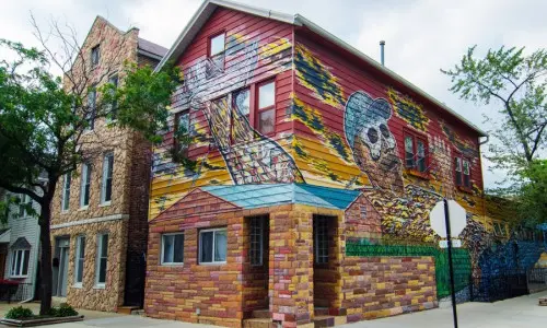 Das Wandgemälde an der Außenseite des Hector Duarte Studio in Pilsen Chicago
