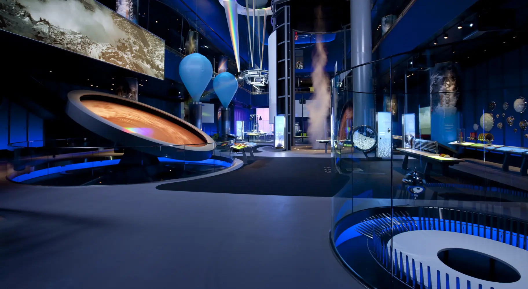 Ein Zimmer mit Weltraumthema und blauen Lichtern