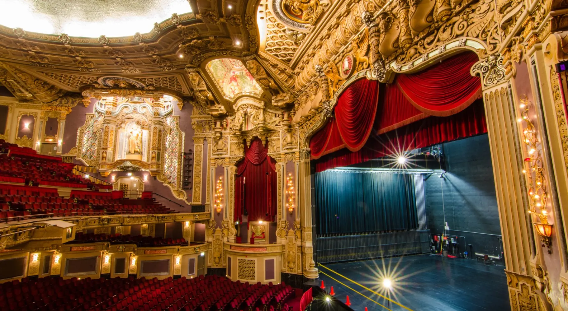 Ein Foto, das das Innere des Orientalischen Theaters zeigt.
