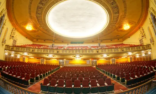 Ein verzierter zweistöckiger Theatersaal, von der Bühne aus gesehen