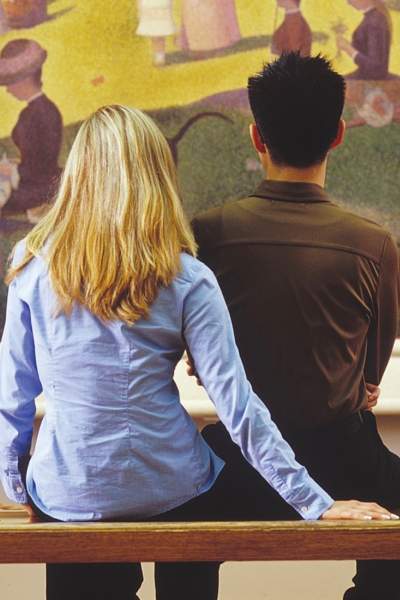 Ehepaar starrt auf ein Gemälde 