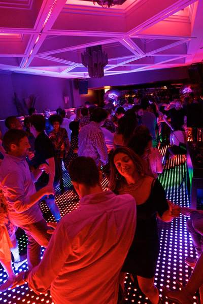 Tanzende Gäste auf einer beleuchteten Tanzfläche