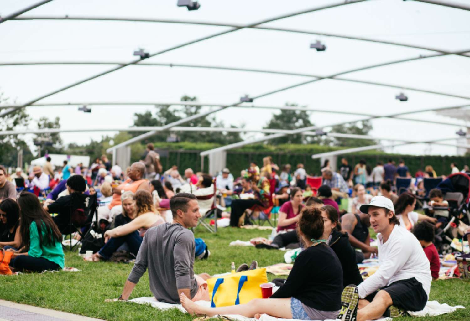 Ein großes Publikum sitzt auf dem Rasen vor dem Pritzker-Pavillon