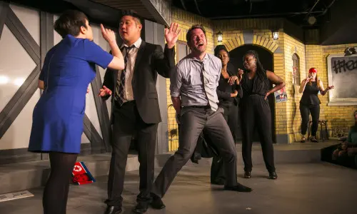 Schauspieler, die auf der Bühne des Chicago Theatre spielen.