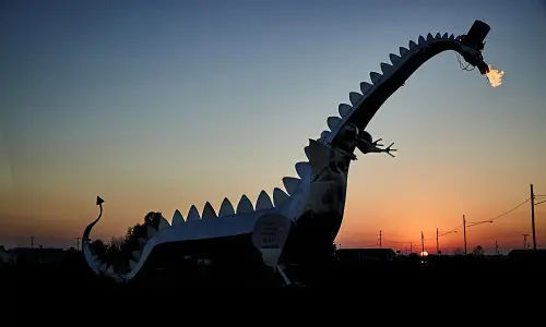 Der Kaskaskia-Drache, eine große Drachenskulptur, die Feuer spuckt.