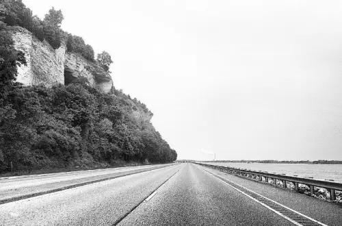 Eine Straße am Meer