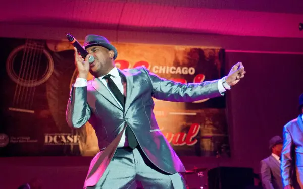 Sänger im Anzug auf dem Bluesfestival in Chicago