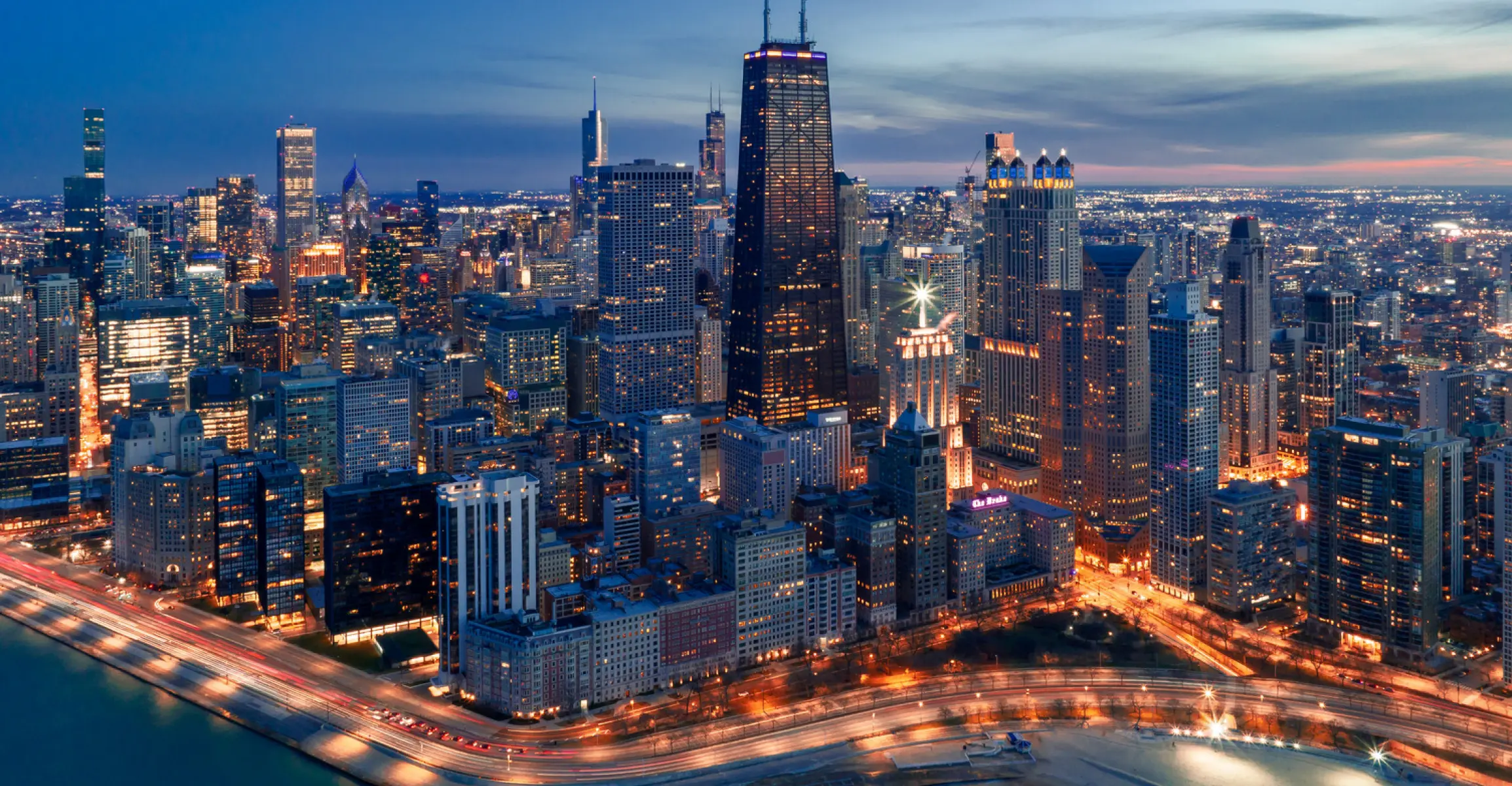 Sonnenuntergang vor der Skyline von Chicago