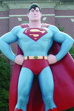 eine Statue von Superman vor einem Gebäude