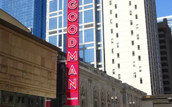 Außenansicht des Goodman Theaters in Chicagos Loop Theater District