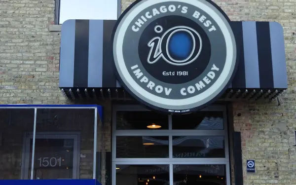 Das Äußere des iO Theaters, früher bekannt als Improv Olympic