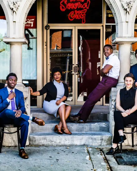 Die Darsteller der preisgekrönten Show Discontent posieren vor dem Second City Comedy Club in Chicago.