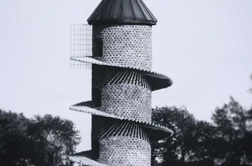 Ein Turm auf einem Feld