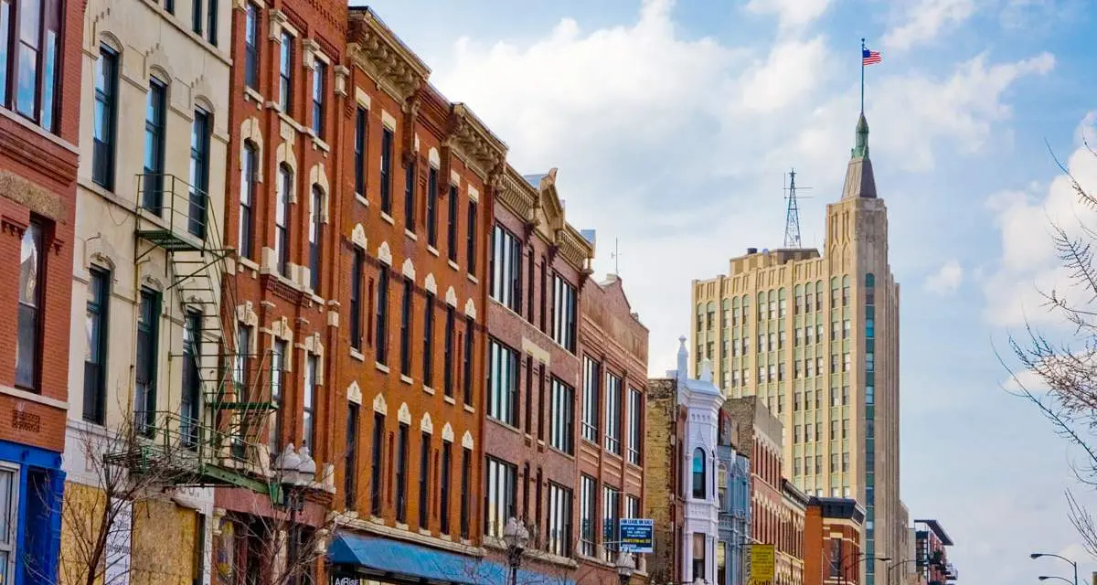 Gebäude säumen tagsüber eine Straße im Wicker Park.
