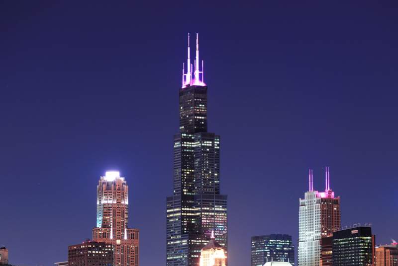 Willis Tower, der die anderen Gebäude in der nächtlichen Skyline von Chicago überragt