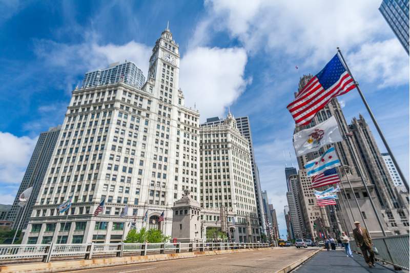 Das Wrigley-Gebäude in Chicago, von der Michigan Avenue Bridge aus gesehen