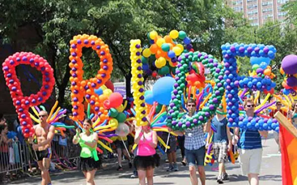 Luftballons mit der Aufschrift „Pride“