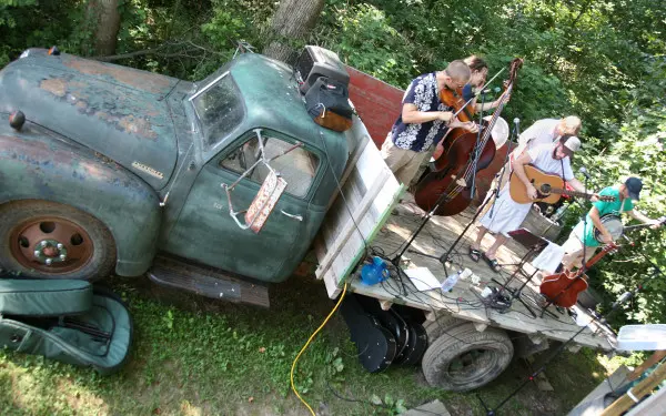 Die Hausband von Owl Creek Vineyard spielt auf der Ladefläche eines Lastwagens.