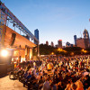 Menschen beobachten das Blues Festival in Chicago.