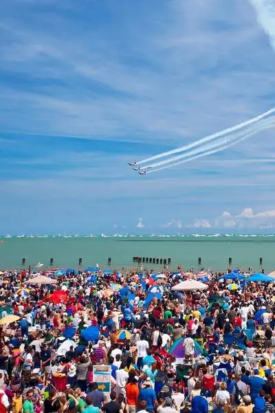 Düsenflugzeuge führen bei der Chicago Air and Water Show Luftakrobatik auf.