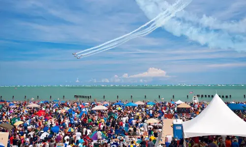 Düsenflugzeuge führen bei der Chicago Air and Water Show Luftakrobatik auf.