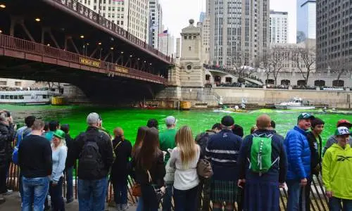 Menschenmenge beim Einfärben des Flusses