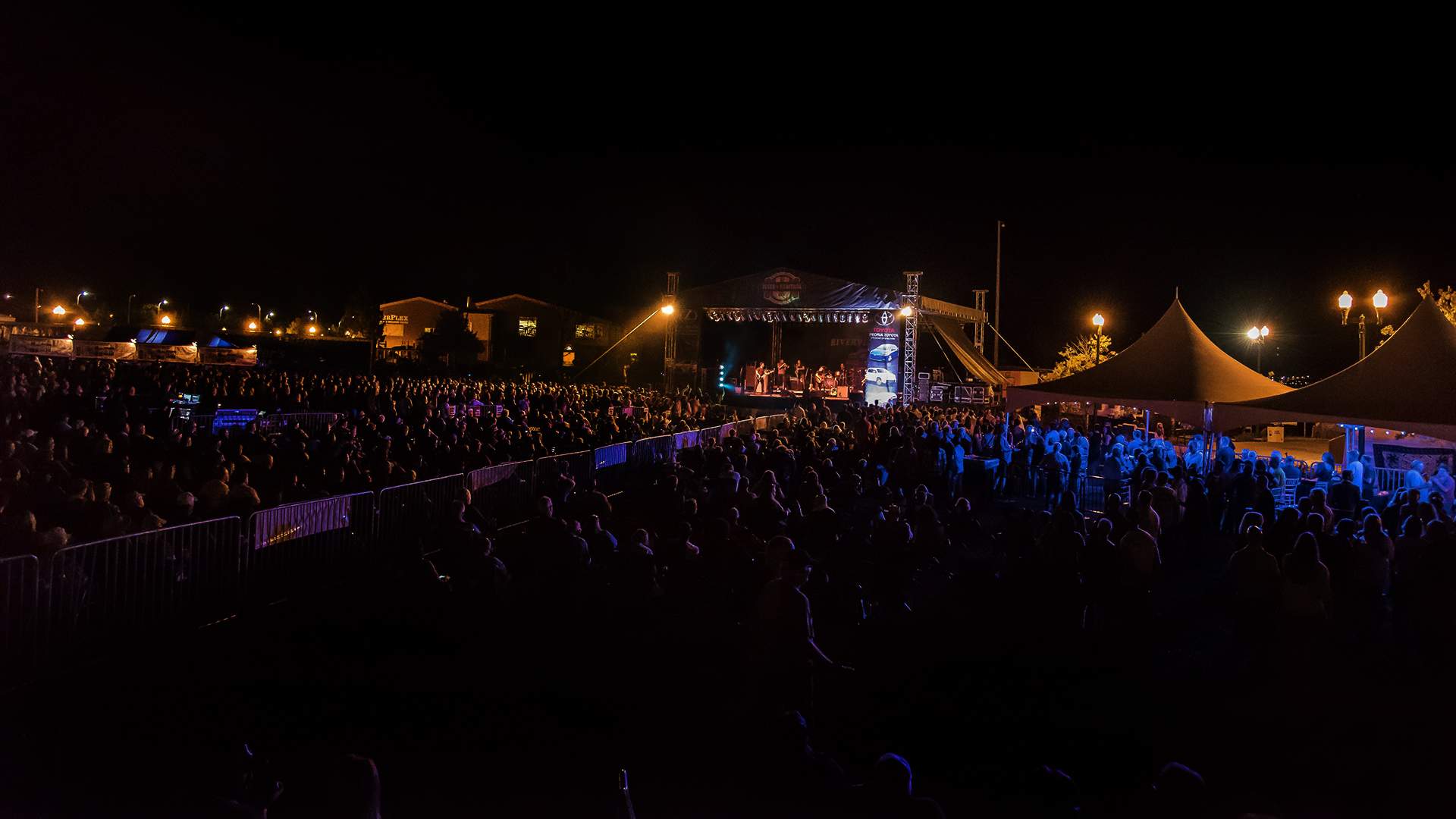 Abends genießt das Publikum einen Auftritt auf dem Peoria Blues and Heritage Festival