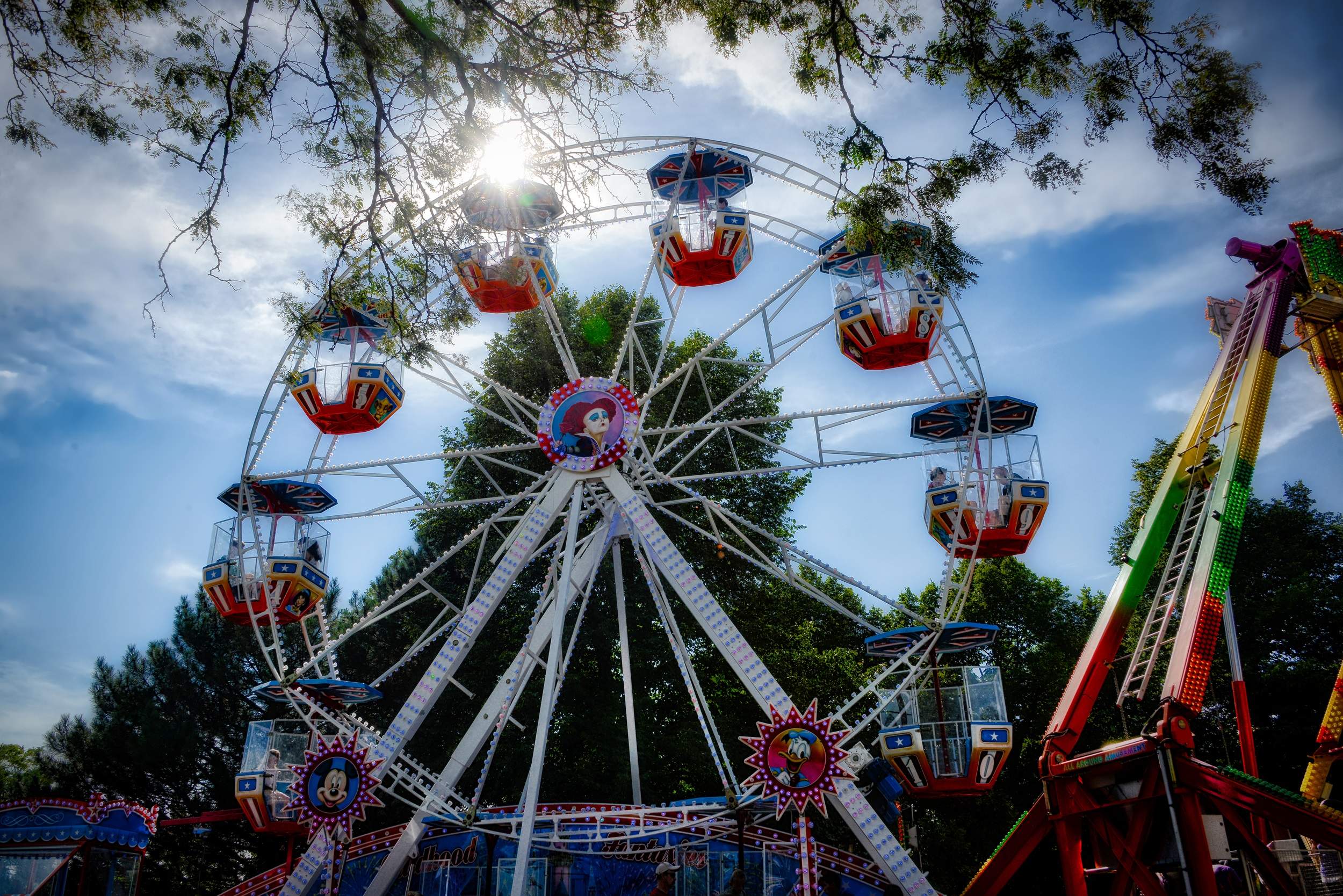 Ein Riesenrad vor blauem Himmel auf dem Naperville Spring Fling