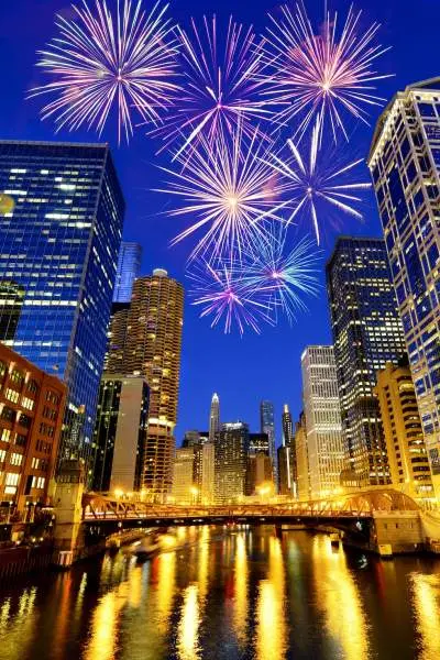 Ein Blick den Chicago River hinunter auf das Feuerwerk über der Innenstadt anlässlich der Neujahrsfeierlichkeiten