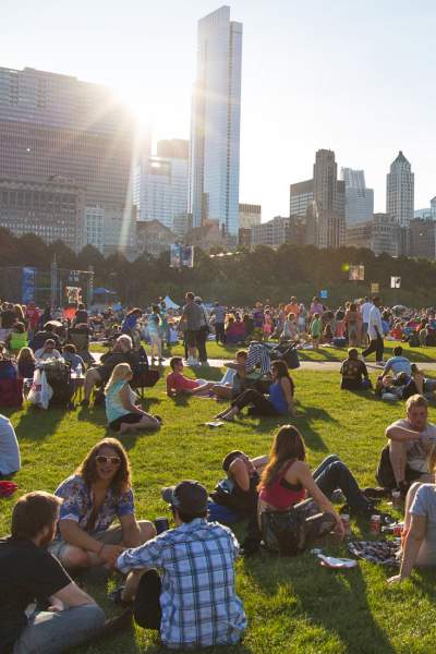 Die Menschenmassen versammeln sich im Grant Park zum Chicago Blues Festival.