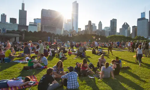 Die Menschenmassen versammeln sich im Grant Park zum Chicago Blues Festival.
