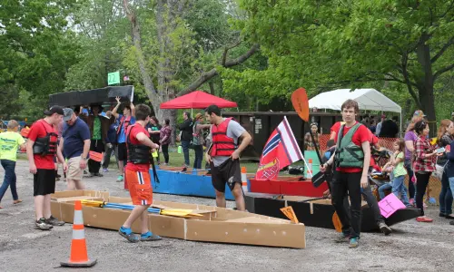 Menschen bereiten ein Pappboot vor