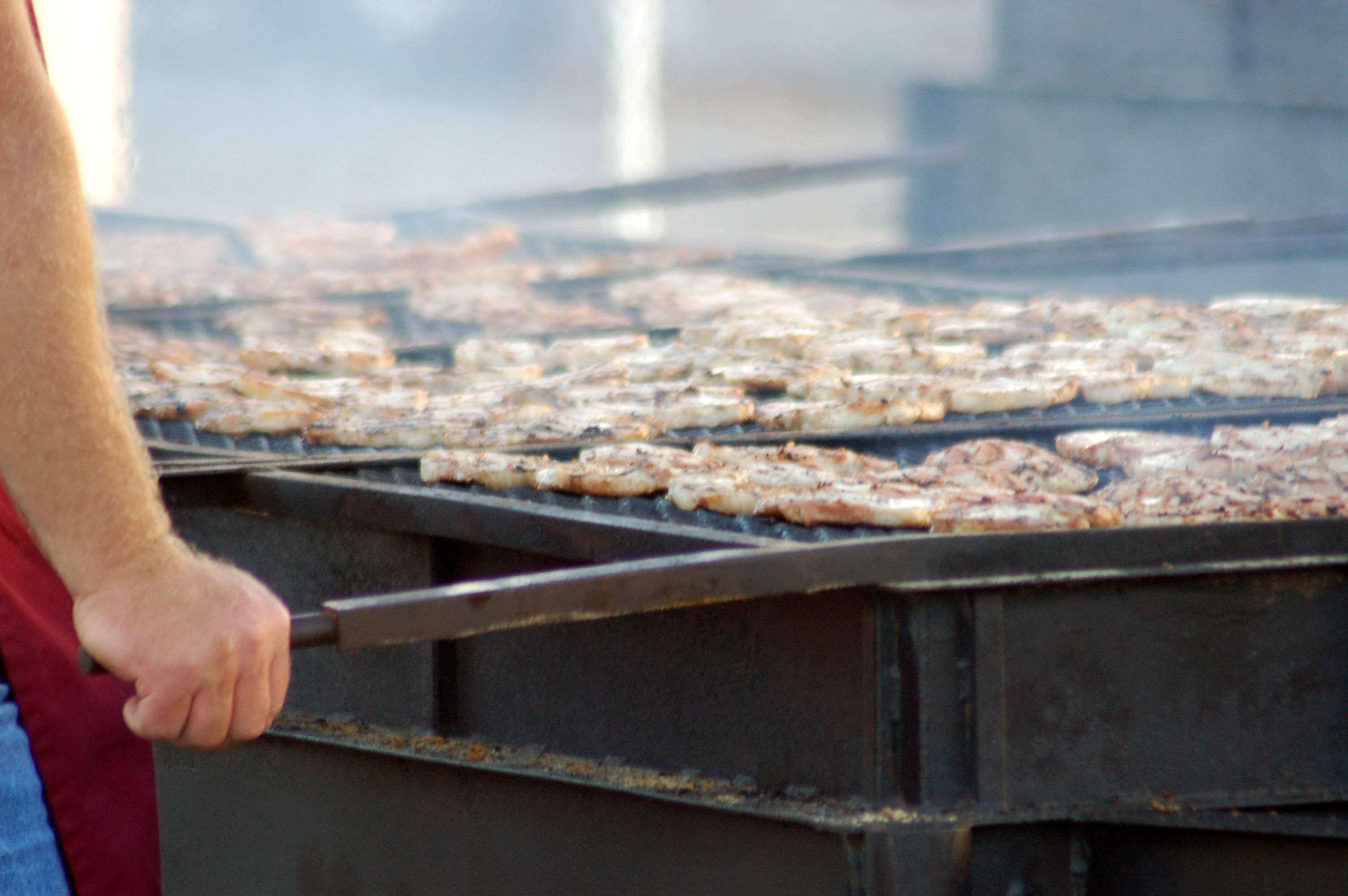 Ein Grillmeister beim Grillen von Schweinekoteletts bei den Kewanee Hog Days