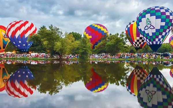 Heißluftballons umgeben einen See (Foto Don Burkett)