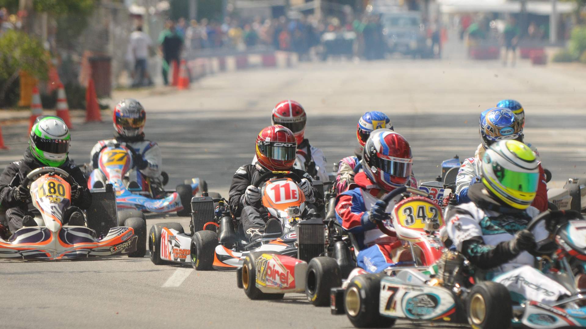 Karts fahren auf der Strecke des Rock Island Grand Prix