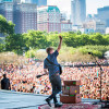 Sängerin tritt vor Tausenden von Menschen beim Lollapalooza auf
