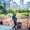 Sängerin tritt vor Tausenden von Menschen beim Lollapalooza auf