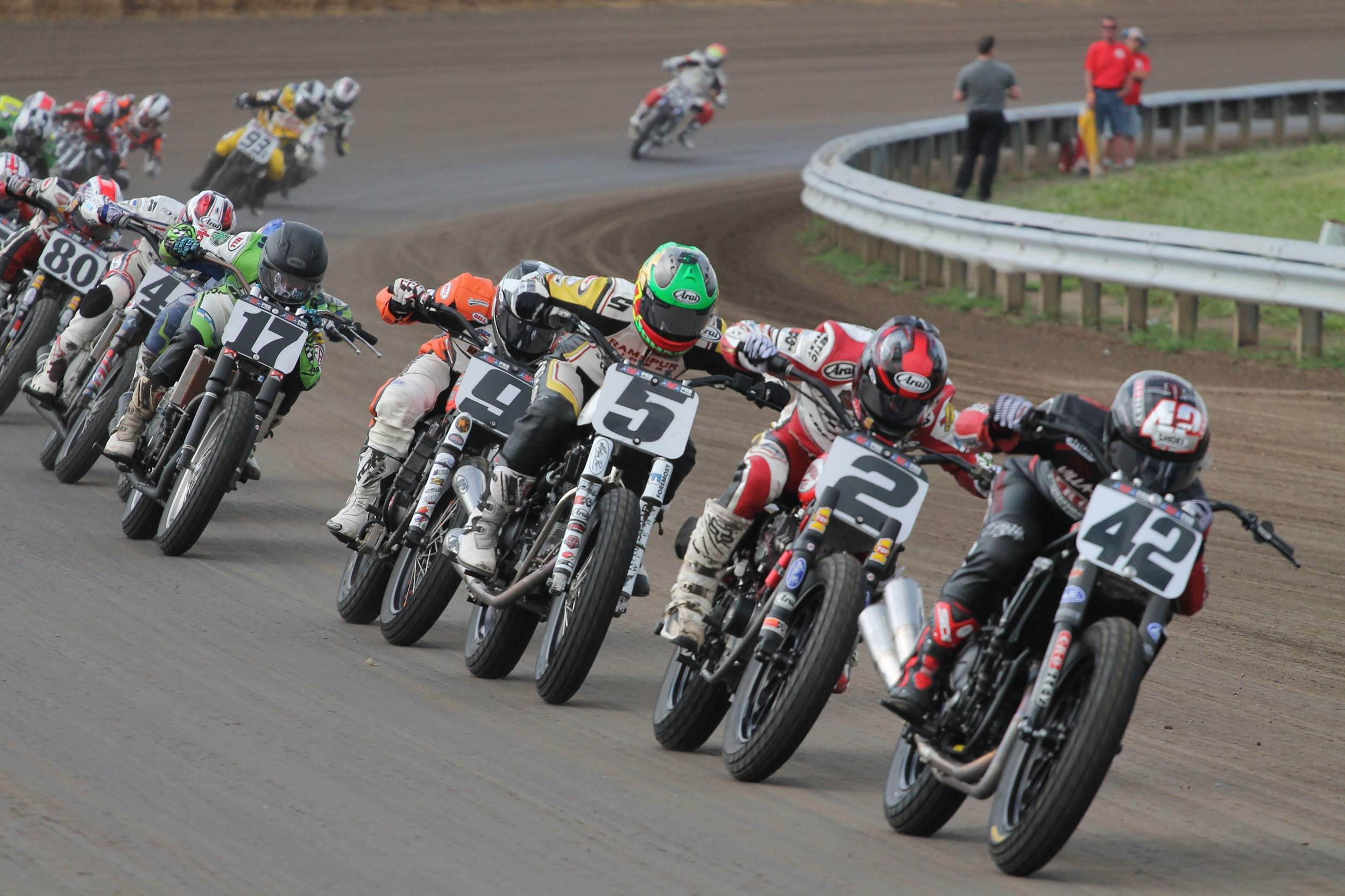 Eine Reihe von Motorrädern auf der Rennstrecke der Harley Davidson Springfield Mile