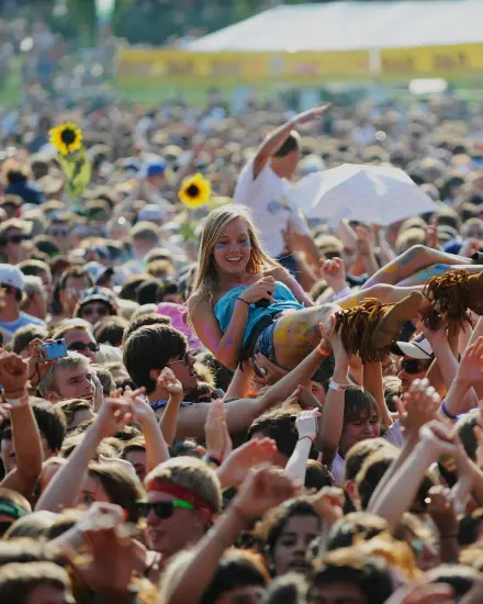 Person beim Crowdsurfen 