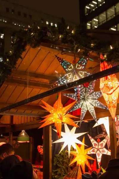 Menschen stöbern in den Geschäften auf dem Chicagoer Christkindlmarket