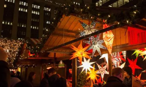 Menschen stöbern in den Geschäften auf dem Chicago Christkindlmarket