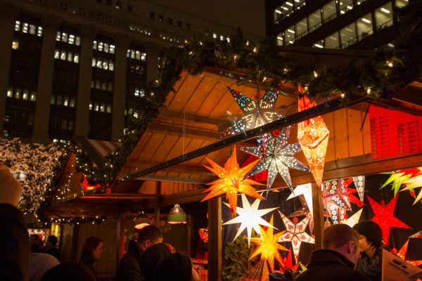 Menschen stöbern in den Geschäften auf dem Chicagoer Christkindlmarket