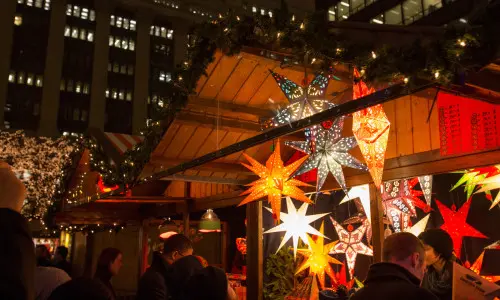 Menschen stöbern in den Geschäften auf dem Chicago Christkindlmarket