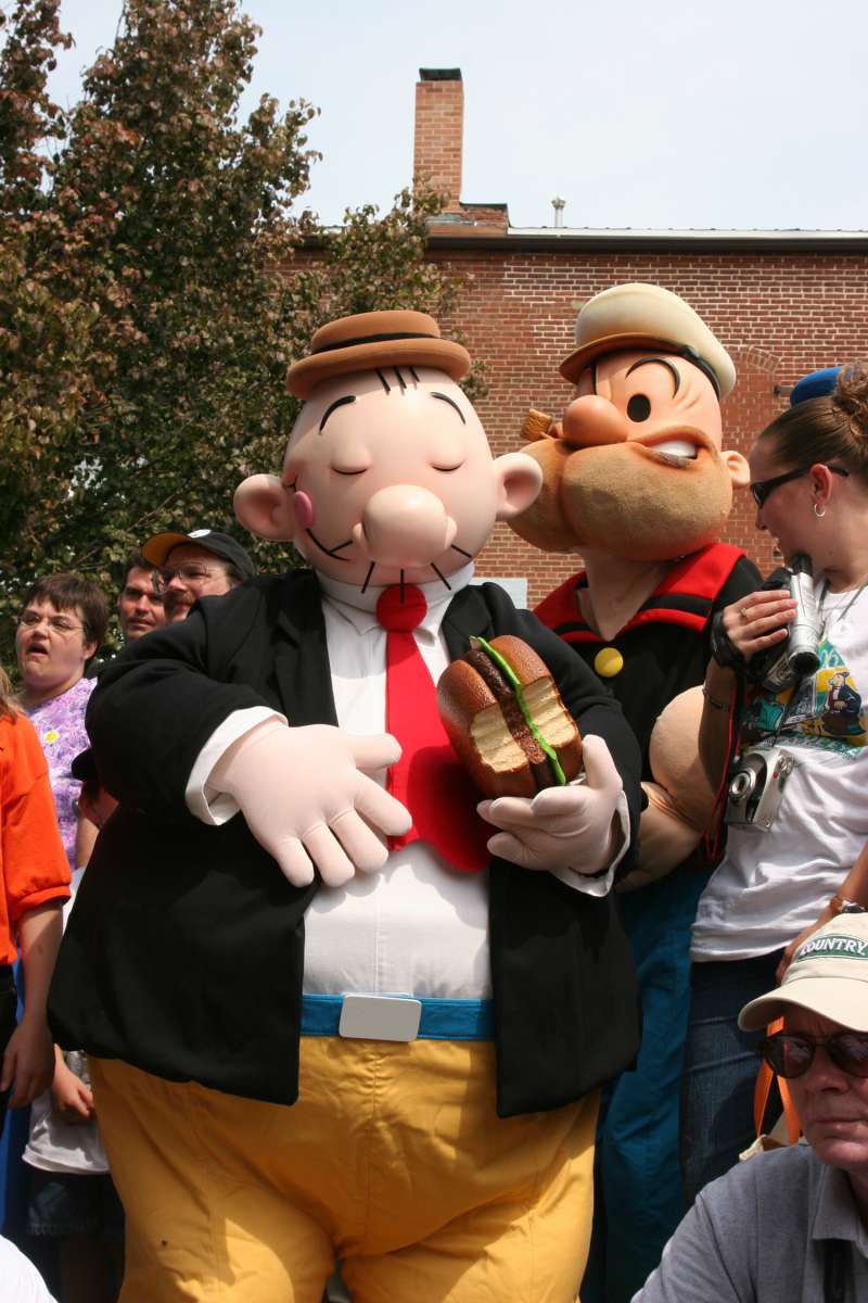 Popeye-Figuren besuchen das Popeye-Festival in Chester